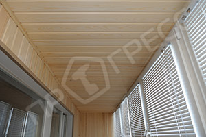 Отделка потолка балкона деревянной вагонкой