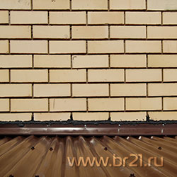 Крыша на балкон - герметизация вместе примыкания к стене